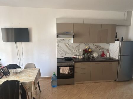 Jepet me qera Apartamenti 1+1 , Astir prane Rrethrrotullimit 400 Mije leke