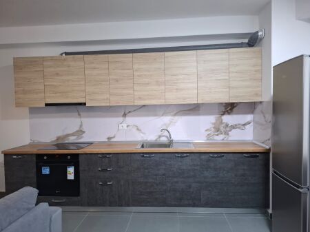 Jepet me qera Apartamenti 3+1 , ne fund te rruges 5 Maj tek ndertesat e reja 650 mije leke