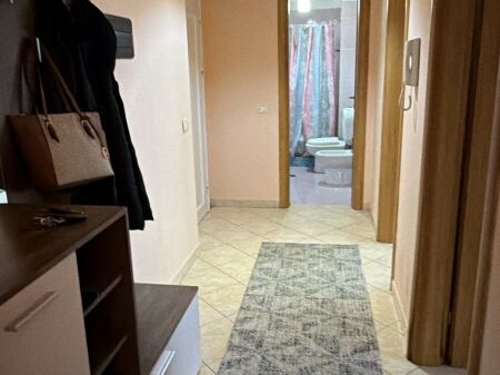 Shitet  apartament  3+1  tek Zogu Zi  kati i 5 pallati i ri me ashensor .