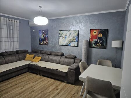 Apartament 2+1 per qera perballe me spitalin e pediatrise !