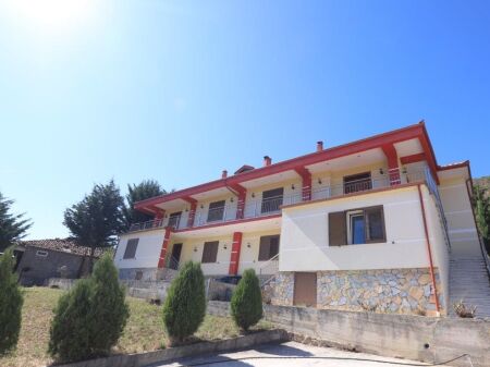 Shitet vilë 2-kateshe 3 km në hyrje të Pogradecit. Vile e shkëlqyer edhe për biznese të ndryshme (Bujtine, AirBnb, hoteleri etj).