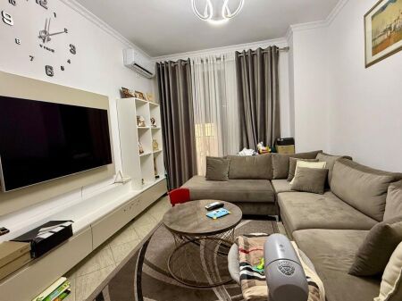  **Apartament 1+1 në shitje – Kombinat**