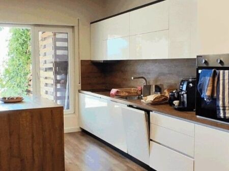  Villa in vendita sul Lago di Farka – opportunità ideale di investimento e vita In una piccola e tranquilla residenza vicino al Lago di Farka, viene offerta in vendita una villa unica con una vista meravigliosa sul lago, cortile privato e standard di costruzione elevati.