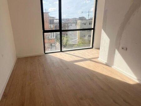  Locale Commerciale per Ufficio in Affitto 3+1 al Golden Tower – Mine Peza