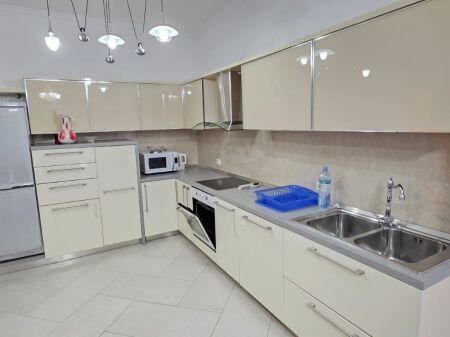 Jepet me qera Apartamenti 2+1+2 Kopshti Zologjik , Tirane  Siperfaqja 130m2