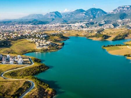 Shitet Apartament 3+1 me Oborr, Farkë 