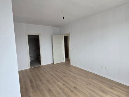 Shitet apartament 2+1+2