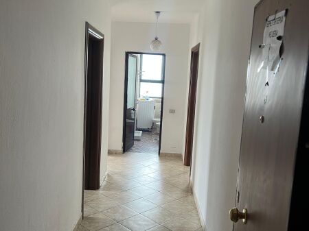 Jepet apartament me qera te Stadiumi