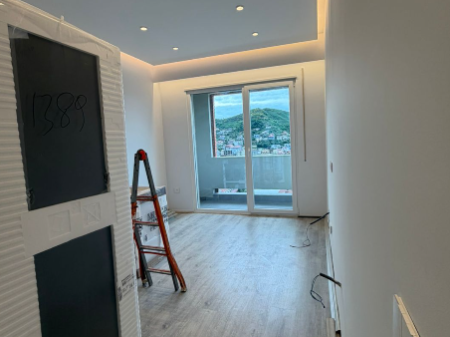  Shitet Apartament 1+1 i Mobiluar tek Golden Park
