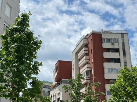 Shitet apartament 1+1  Bulevardi Migjeni