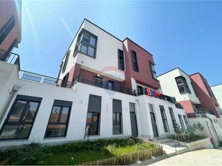 3-storey villa offered for sale in Kombinat.