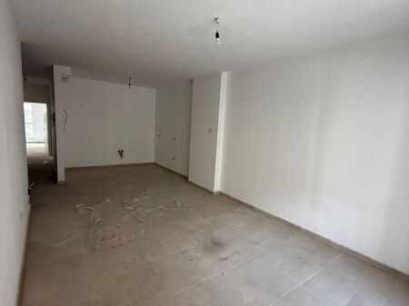 Ufficio In Affitto 2+1 Vicino Dritan Hoxha (ID BZ2961) Tirana