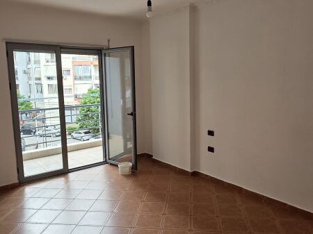 1+1, appartamento vuoto con ascensore, Yzberisht, 300 mila lek
