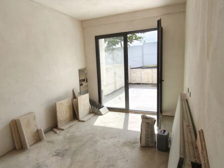  Maison De La Terre, Mjull-Bathore, Tiranë  Apartament 3+1+2 + Verandë për shitje