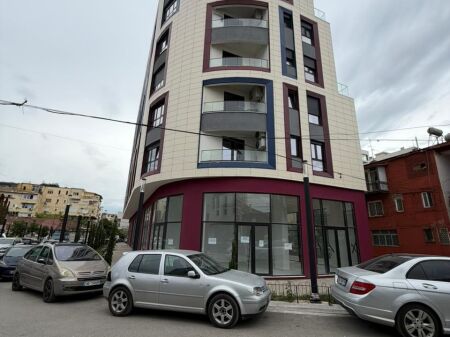 Tirane, locale commerciale in affitto Piano 0, 20 m² 550 € (Via Hyqmet Delvina)
