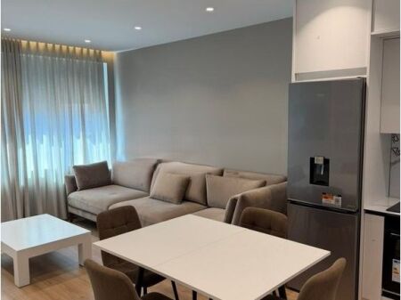 Shitet apartament 1+1 i mobiluar në Kompleksin Xheluks,Rruga e Elbasanit! 130,000 €
