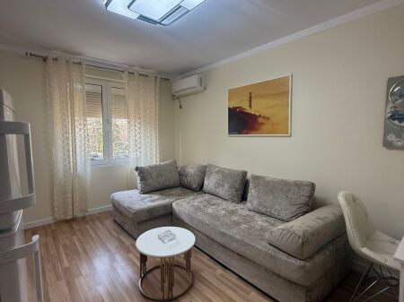 Apartament 1+1 per qira tek Stadiumi Dinamo.
