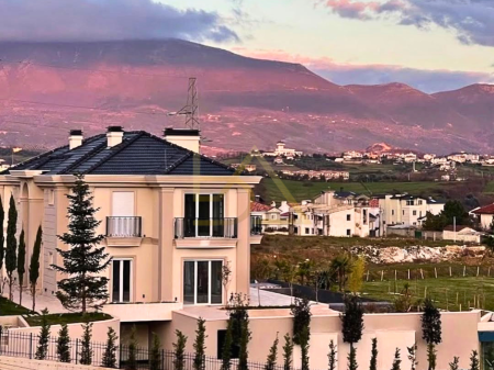 Villa Unica in Vendita con 2 Piscine – Mjull-Bathore, Tirana