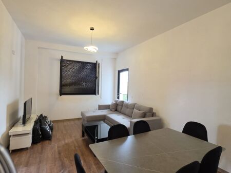 jepet me qera apartament 2+1 me qera në Paskuqan,kati 6,500 euro