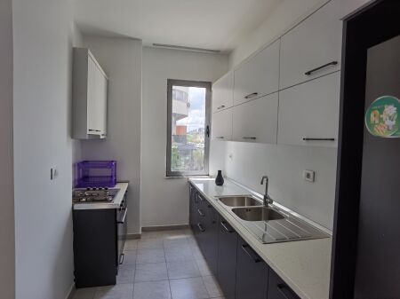 Shitet Apartament 2+1+2 prane bulevardit Migjeni ne Astir