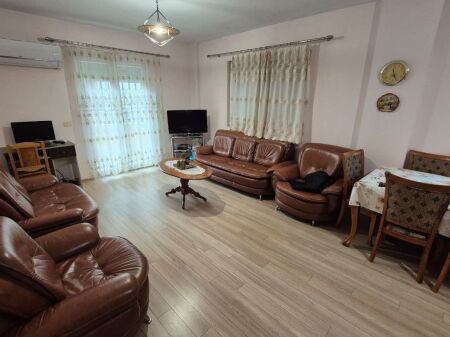  Jepet me Qira Apartament 2+1+2 tek Komuna e Parisit 