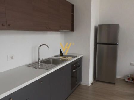JEPET ZYRE 65 M2 ME QERA TEK RRUGA RIZA CEROVA 450 EURO