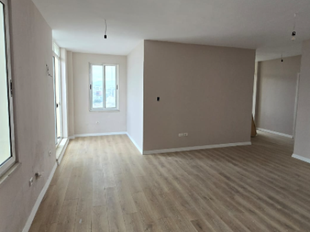 Shitet Apartament 2+1+2 me Verandë të Madhe – Kompleksi Fratari