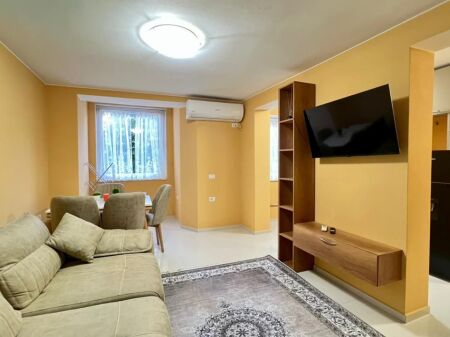 Me Qera: 2+1 Bllok (Prane Sheshit Wilson) - Kati.2 - Sp.75m² - Orientim JUG|| Akses i menjehershem ne Qender dhe Bllok‍ 750Euro/Muaj