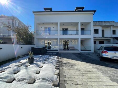 Super Villa su 3 Piani in Vendita sulla Spiaggia, Durrës – Vicino alla Ruota Rossa     400,000 €