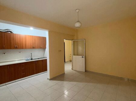 VENDESI 2+1 con Balcone OCCASIONEOspedale Durazzo
