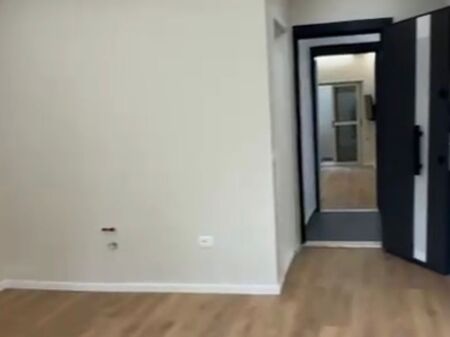 Shitet Apartamenti 1+1 Komuna e Parisit