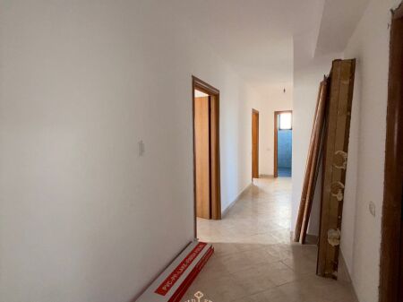 VENDESI 2+1+2 con 2 Balconi 140.000€  Markata Durres