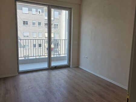 Shitet apartament Komuna Parisit