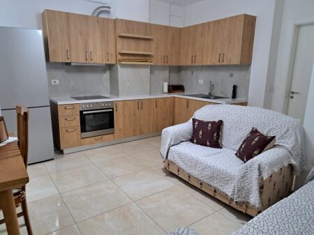 Jepet me qera Apartamneti 2+1 Astir Rruga Sokrat Miho 450 mije leke