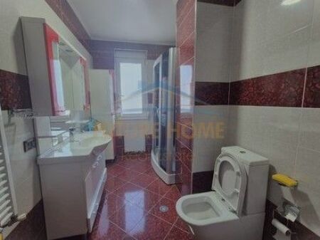 Disponojmë Apartament 2+1 për Shitje tek Bulevardi Zhan D'Ark, pranë Ministrise Se Jashtme