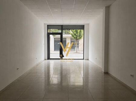 AFFITTASI NEGOZIO 36 M2 IN PIAZZA 21-50.000 LEKE