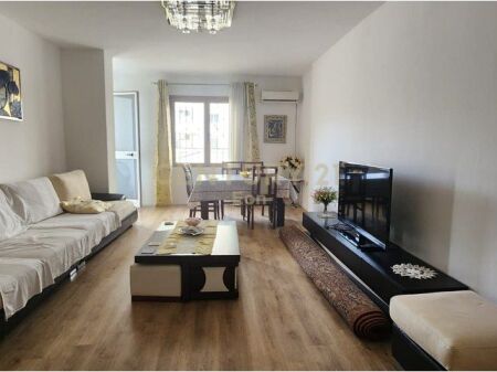 AFFITTASI APPARTAMENTO 2+1+2 CON VERANDA, QUARTIERE 17, DURRES !