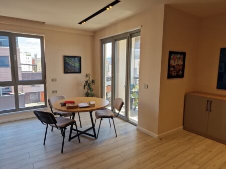 Locale di lusso per uffici in affitto in Via Kavaja!