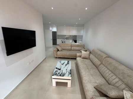  Appartamento 2+1+2 in affitto  21 Dhjetori, vicino al Supermercato Joena   Superficie: 115 m²  5° piano con ascensore  Organizzazione: soggiorno + cucina, 2 camere da letto, 2 bagni  Appartamento spazioso e adatto per famiglia o coppia   Prezzo: 850 euro/mese