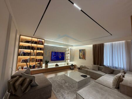 Shitet, Apartament 3+1+2, Rruga e Kavajës, Tiranë.