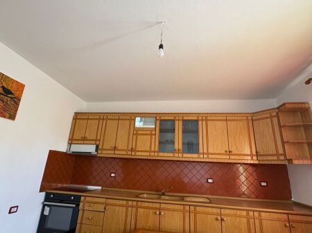 Casa 2+1 in affitto, via Dibra vicino alla Facoltà di Medicina 380 mila lek vecchi
