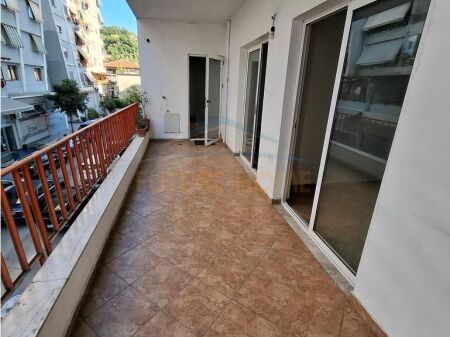 Shitet, Apartament 2+1, Pallatet Çabej, Misto Mame