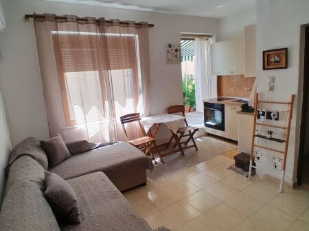 Affittasi dal proprietario senza commissione agenzia Apt 1+1+Annesso+Balcone Piano 2, 42,000 ALL