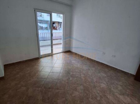 Shitet, Apartament 2+1, Pallatet Çabej, Misto Mame
