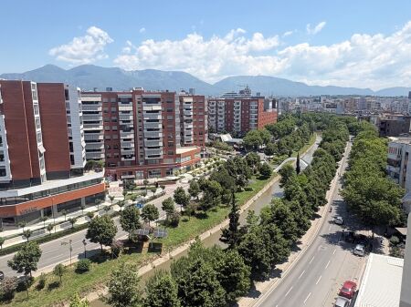 Jepet me qera apartament 2+1 i mobiluar tek Pallati me Shigjeta