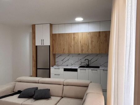  Jepet me qera apartament 2+1+2  Adresa: Siri Kodra, Rruga Besa, Tirana Çmimi: 70,000 lek/muaj