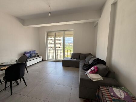 Jepet me qira apartament 3+1+2  Tek 5 Maji, pallatet e tërmetit