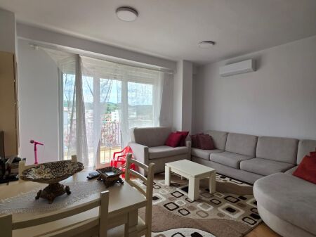 Jepet me qera apartament 2+1 te komplesi Ana ne Qytet Studenti!