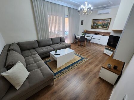 Me Qera: 2+1+ Bllkn dhe Kuzhine te Vecuar (Qender - Piazza, pas Muzeut ) K. 5 - I Investuar & Mobiluar | 2 P. Parkimi | 900€/Muaj 