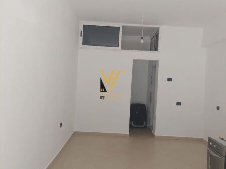 AFFITTASI NEGOZIO 30 M2 A KOMUNA PARISIT 40.000 LEKE